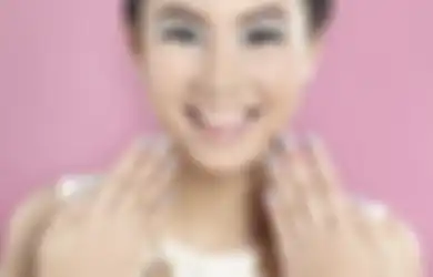 Wow! Kreasi Unik Mempercantik Kuku dengan Mencampur Kuteks & Eyeshadow
