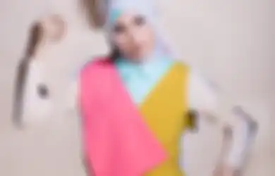 3 Inspirasi Cantik Berhijab, Dengan Warna Kerudung Dan Lipstick Senada