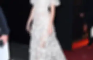 5 Inspirasi Dress Tertutup Buat Prom dari Seleb Hollywood