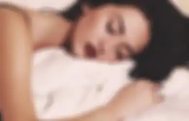 Hati-Hati! 6 Hal yang Akan Terjadi Pada Wajah Jika Kita Tidur dengan Makeup