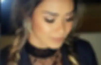 Wajib Tahu! Ini Make Up yang Selalu Dibawa Adinia Wirasti dalam Tasnya