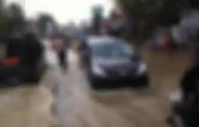 Mobil Matik Terobos Banjir? Segera Lakukan Ini Sebelum Ada Kerusakan