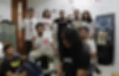 5 Penyebab Orang Pake Kaos Band Meski Nggak Pernah Denger Musiknya