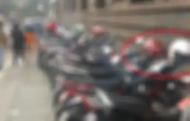 Ini Alasan Kenapa Kamu Nggak Boleh Naruh Helm di Spion Motor