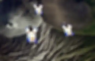 Aksi Skydiving di Gunung Bromo ini Keren Banget! Wajib Tonton!