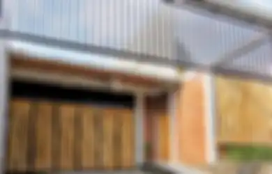 Aksen pada Fasad dengan Kayu Dolken
