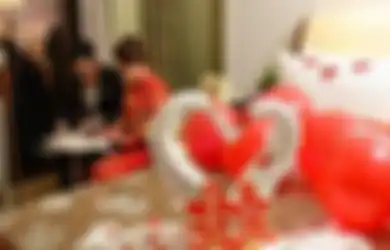 Pasangan Paling Tidak Romantis ini Habiskan Malam Pertamanya dengan Menyalin Undang-undang