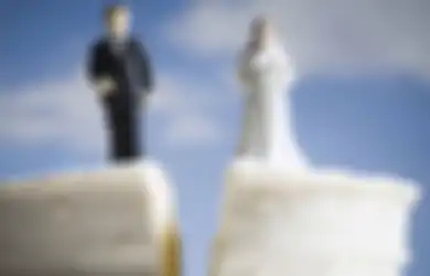 Perempuan Ini Diceraikan Suaminya Gara-gara Bermain Ponsel di Malam Pertama