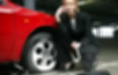 Inilah Cara Tepat Ganti Ban Mobil Anda yang Kempes atau Bocor