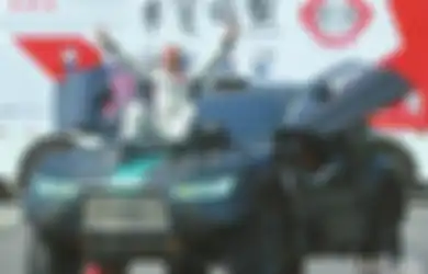 Kakek 61 Tahun Ini Memukau Netizen dengan Kemampuan Menyetir Mobil Balap dan Perut 'Sixpack'-nya