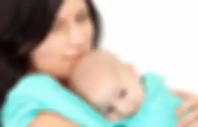 Cara Aman Menggendong Bayi