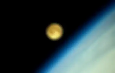 Bagaimana Foto Supermoon dari Luar Angkasa?