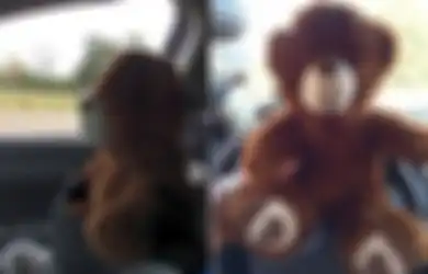 Seorang Gadis Kecil Memberikan Boneka Teddy Bear Agar Sang Polisi Tetap Aman saat Bertugas