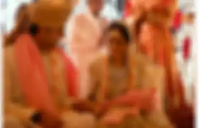 Kresha Bajaj, Pengantin yang Menyulam Sendiri Kisah Asmaranya di Baju Pernikahan