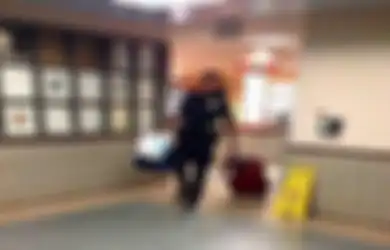 Oknum Polisi Ini Membayar untuk Perempuan Gelandangan dan Putrinya Agar Bisa Tinggal di Hotel