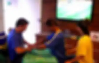 Dengan Cara Unik Ini Seorang Sahabat Membantu Kawannya yang Buta dan Tuli Menonton Pertandingan Sepak Bola
