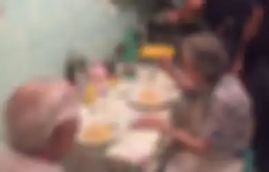 Polisi Ini Menghibur Pasangan Lansia yang Kesepian dengan Membuatkan Mereka Spaghetti