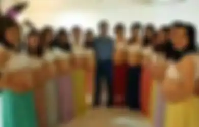 Heboh, Foto Seorang Pria dan 13 Istrinya yang Semuanya Hamil Bersamaan