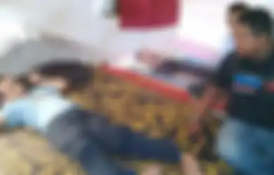 Ibuku Mentariku: Cerita Perjuangan Kalisom yang Mengurus Empat Anaknya yang Lumpuh Layu