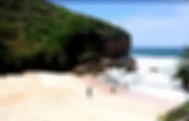 Menggila di Pantai Ngedan