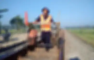 Jalan Kaki Sejauh 16 Km Setiap Hari, Petugas Penilik Jalur Kereta Api Ini Berhasil Kuliahkan Anak-anak di PTN