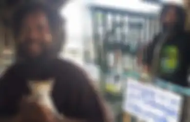 Cinta antara Manusia dan Hewan Piaraannya: Tunawisma Ini Terus Menjual Limau Agar Kucingnya Tetap Bisa Makan