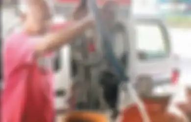 Inspiratif, Selamat dari Kanker, Pria Ini Sukarela Bagikan Air Bersih Kepada Orang Miskin dan Kehausan