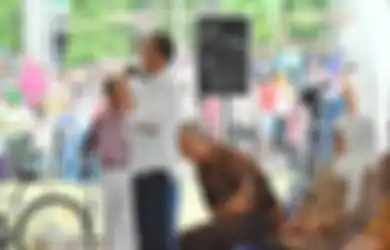(VIDEO) Tawa Lepas Syarat Pesan Mendalam Saat Jokowi Diajari Bahasa ‘Ngapak’ oleh Siswa SMP