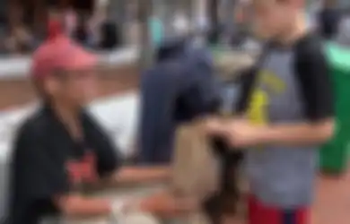 Hebat, Seminggu Sekali, Bocah Ini Rutin Beri Makan Siang Gratis untuk para Tunawisma