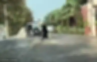 (Video) Kenakan Burka, Sosok Ini Berselancar di Jalanan Jeddah yang Banjir, ‘Netizen’ Curiga