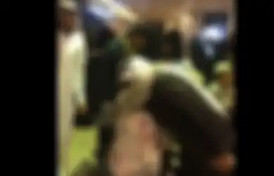 (Video) Penuh Haru, Keluarga Arab Lepas Kepulangan TKW Indonesia yang Sudah 33 Tahun Bekerja Dengan Mereka