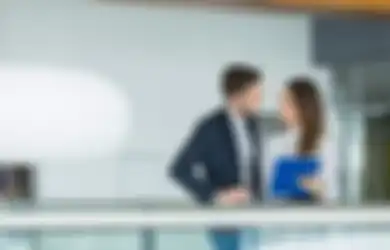 4 Alasan Mengapa Jatuh Cinta di Tempat Kerja Itu Menyenangkan
