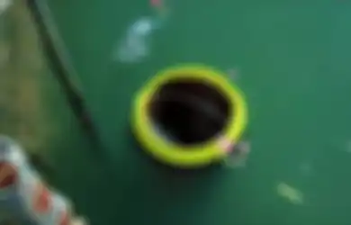 Duo Peselancar Ini Bersihkan Laut dari Sampah dan Minyak Hanya dengan Ember