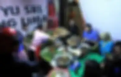 Di Simpang Lima Yu Sri Menanti Sampai Dini Hari