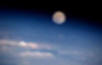 Siapkan Kamera Kita, Siang Ini Bulan Kelihatan Setengah Lingkaran Hingga Tampak Sejajar dengan Mars di Langit yang Cerah