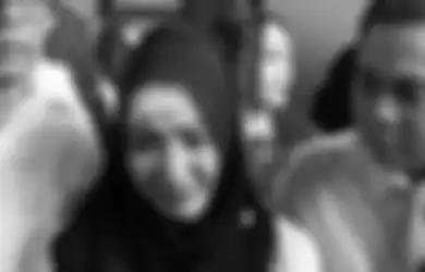 Roro Fitria Berhijab dan Menangis, Sebuah BMW Teronggok di Depan Rumah Mewahnya yang Tak Berpenghuni!