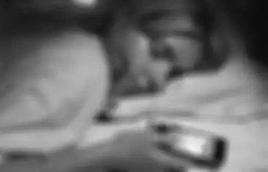 Jangan Letakkan Ponsel di Ranjang Saat Tidur, Hal Mengerikan Ini Bisa Terjadi!