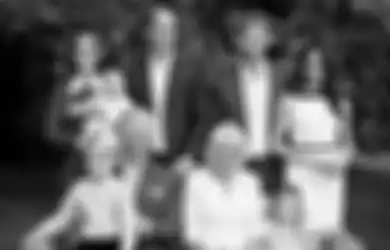 Jauh dari Kesan 'Kaku', Foto Keluarga saat Pangeran Charles Ulang Tahun ke-70 Ini Santai 'Banget'