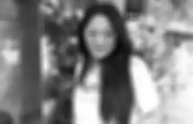 Didatangi Kedua Orangtua Saat Ulang Tahun, Dewi Perssik Terharu Hingga Bersimpuh di Kaki sang Ibunda