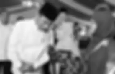 Jokowi Dipeluk dan Dibisiki Oleh Seorang Nenek, Ini yang Dikatakannya