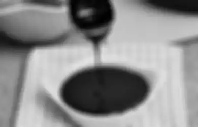 Ikuti Saran Kesehatan dari YouTube dengan Minum 1 Liter Kecap, Tubuh Wanita ini Justru Berakhir Mengerikan