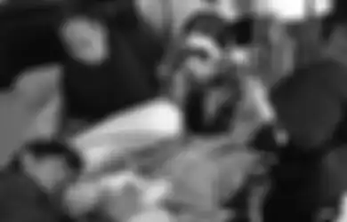 Jenazah Orang Tuanya Dimakamkan Bersebalahan, Anak Artis Ini Hanya Bisa Dipeluk Aktor Kawakan, Tangisnya Baru Berhenti Setelah Ada Ibu Lain yang Membagi ASI