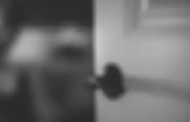 Menutup Pintu Rumah Sebelum Tidur Ternyata Bisa Menyelamatkanmu Saat Kebakaran, Begini Penjelasannya!