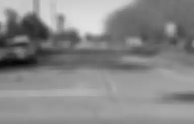 Miris! Seorang Pria Menemukan Bayi yang Baru Lahir Dibuang di Tengah Jalan saat Mengantarkan Koran