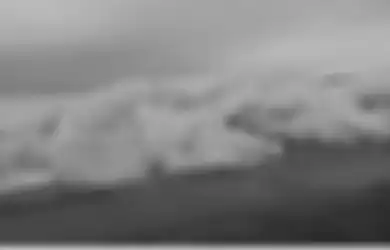 Viral Video Detik-detik Fenomena Langka Tsunami Es Terjang Danau Eire, Bongkahan Es Berhamburan Banjiri Jalanan