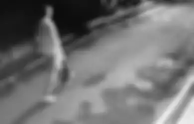 CCTV: Seorang Pria Diduga Tega Membuang Bayinya yang Baru Lahir ke Tempat Sampah