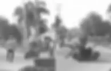 Tak Mau Diberhentikan, Pengendara Motor Ini Nekat Tabrak Pak Polisi Hingga Jatuh Terpelanting ke Aspal