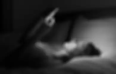Waspada! 4 Perubahan Mengerikan pada Tubuh ini Akan Terjadi Jika Kamu Sering Main HP Sebelum Tidur