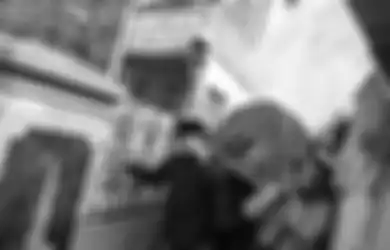Berbelasungkawa, Anies Baswedan Ikut Tandu Jenazah Petugas Penyapu Jalan Korban Tabrak Lari