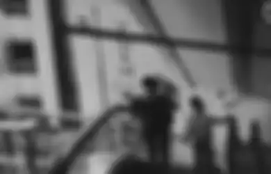 CCTV: Seorang Ibu Panik ketika Bayinya Jatuh dari Eskalator Lantai 4!